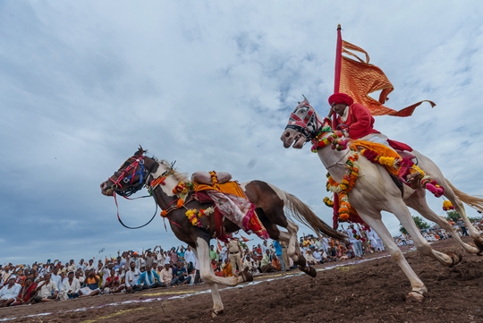 परवेझ दमानिया आणि रतन लुथ हे भारतातील प्रख्यात छायाचित्रकारांच्या लेन्समधून पंढरपूर वारीची अप्रतिम छायाचित्रे ‘द  ग्रेट पिलग्रिमेज, पंढरपूर’  या नावाने घेऊन आले आहेत